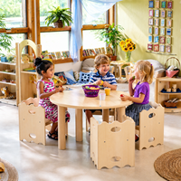 Ensemble table et chaises modernes en bois massif pour enfants, idéal pour les garderies, les écoles maternelles, les salles Montessori et les écoles.
