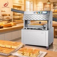 Machine à découper les gâteaux automatique compacte 380V 2.6Kw 2-3 gâteaux par fois pour les usines de pâtisserie