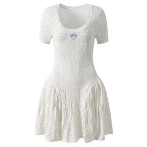 Elegante Abito Corto da Donna con Fiori all'Uncinetto, Lavorazione a <span class=keywords><strong>Maglia</strong></span> Traforata, Linea ad A, Scollo a U, Maniche Corte, Vestibilità Slim, <span class=keywords><strong>Bianco</strong></span> e Delicato - Product Image 1