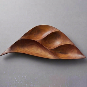 Assiette décorative en bois faite à la main, forme de feuille irrégulière, couleur unie, design minimaliste, finition polie, vaisselle élégante pour servir - Product Image 1