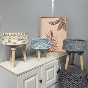 Pot de fleurs et <span class=keywords><strong>jardinière</strong></span> décoratifs pour la maison, style minimaliste moderne, <span class=keywords><strong>en</strong></span> fibre d'argile, avec tré<span class=keywords><strong>pied</strong></span> <span class=keywords><strong>en</strong></span> <span class=keywords><strong>bois</strong></span>, pour intérieur, <span class=keywords><strong>sur</strong></span> <span class=keywords><strong>pied</strong></span>. - Product Image 4
