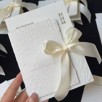 Luxuriöses Handgefertigtes Hochzeitseinladungs-Set mit Konservierten Trockenblumen, Wachssiegel, Seidenschleife und Weißem Leinen-Strukturpapier