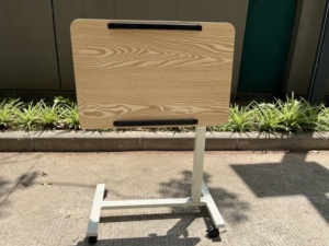 Mesa Auxiliar para Cama <span class=keywords><strong>de</strong></span> Hospital MOBT-D99, Mesa <span class=keywords><strong>de</strong></span> Noche con Altura Ajustable <span class=keywords><strong>de</strong></span> 68-99 cm, Tablero Inclinable con 2 Barreras y Ruedas - Product Image 4