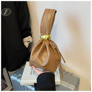 Sac à main en cuir souple de haute qualité, sac à main mini plissé luxueux pour femmes - Product Image 2