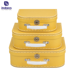 Caja de Cartón con Asa para Regalo de Navidad para Niños, Diseño de Maleta, Impresa, Suministro de Fábrica, Color Amarillo - Product Image 3