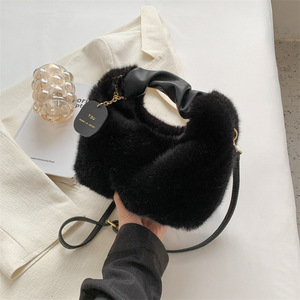 กระเป๋าถือแฟชั่นขนปุยราคาถูกสไตล์ใหม่ประจำฤดูใบไม้ร่วงและฤดูหนาวสำหรับสุภาพสตรี - Product Image 2