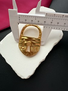 Broche con Forma de Candado Tridimensional, Chapado en Latón con Oro de 24K, con Patrón de Columna de París en Relieve en la Superficie - Product Image 4
