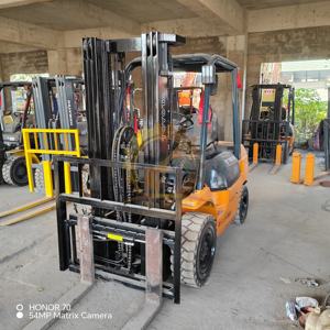 מלגזה משומשת של טויוטה עם זרוע תלת-מוטית עם הזזה צידית למכירה מלגזת טויוטה FD30 משומשת - Product Image 5