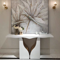 Table console artistique de luxe, table d'entrée moderne en acier inoxydable miroir, couleur personnalisable pour studio de designer et villa