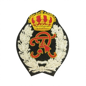 Insignias Bordadas Personalizadas de Estilo Suave, Parches Bordados de Alta Calidad en Dorado, Blanco y Rojo, Marca LONG MISSION INDUSTRY para Prendas - Product Image 5