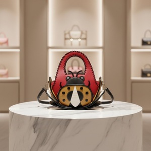 Borsa da Donna Creativa a Forma di Coccinella a Sette Stelle, Borsa a Spalla Casual Fatta a Mano con Design Unico e Carino - Product Image 2