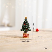 Weihnachtsbaum-Trommelständer-Ornamente schmücken Bürotische, Nachttische und Schreibtische mit Mini-Weihnachtsbaum-Ornamenten aus Kunstharz.