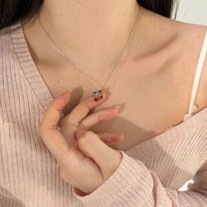 Collier pendentif Dylam en argent sterling 925 plaqué rhodium avec chaîne à maillons et pendentif cerise en zircone cubique 5A - Product Image 2