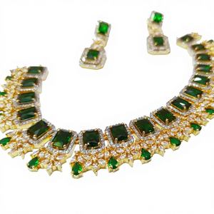 Ensemble de bijoux en cristal vert plaqué or de style classique et design, collier et boucles d'oreilles de luxe pour mariage, cérémonie et réception - Product Image 1