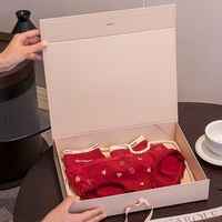 Boîte cadeau en carton pliable de luxe avec logo personnalisé et ruban d'emballage magnétique pour pyjamas et sous-vêtements pour enfants