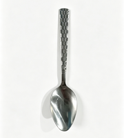 Cuillère en acier inoxydable 410 pas chère, avec manche floral en relief, cuillère en métal argenté pour la maison, le restaurant, le mariage