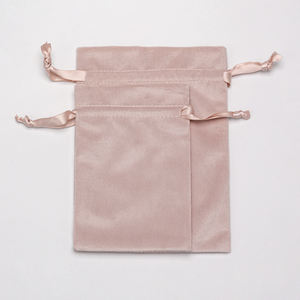 Vente en gros de bracelets en velours rose de luxe avec cordon de serrage emballage de bijoux sacs de parfum avec logo personnalisé sacs de cadeau en velours de luxe - Product Image 1