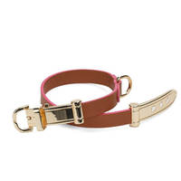 Collier pour chien en cuir bicolore sur mesure de qualité supérieure, avec boucle élégante en métal doré, confortable et doux pour le poignet.