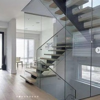 Escalier moderne en bois de chêne massif à poutre unique avec barre solide, garde-corps en verre et en métal, utilisation intérieure pour appartements et maisons