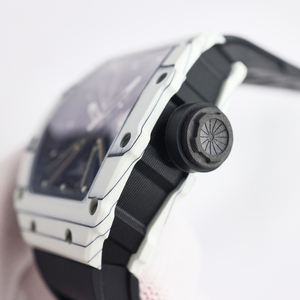 Montre pour homme ultra-légère noire et blanche avec boîtier en fibre de carbone, surface saphir et bracelet en caoutchouc, idéale pour les trajets quotidiens et les séances de sport - Product Image 3