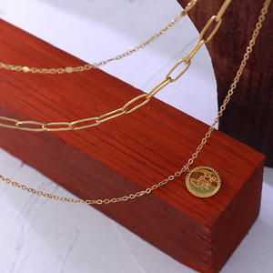 Collier avec pendentif 'Carpe Diem' plaqué or 18 carats avec chaîne à 3 couches |   Bijoux inspirants |   Collier avec citation « Seize le jour » - Product Image 2