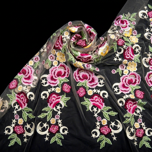 Tissu en tulle tissé léger en polyester noir avec broderie de roses, de lunes célestes et d'étoiles, motif floral rose, pour robes de mariée et jupes - Product Image 1