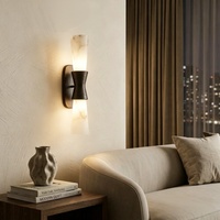 Luminaire en laiton texturé effet marbre, éclairage d'ambiance chaleureux pour salon et entrée de villa