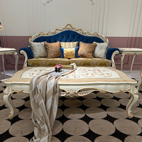 Table basse de luxe classique antique en bois sculpté à la main, dorée, style rococo, pour projet de villa ou de manoir, avec marqueterie de grande envergure