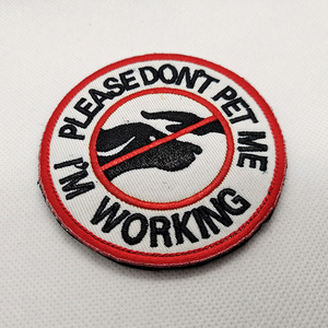 私が働いているサービス犬の刺Embroideryパッチペットセラピー犬の布パッチをしないでください - Product Image 6