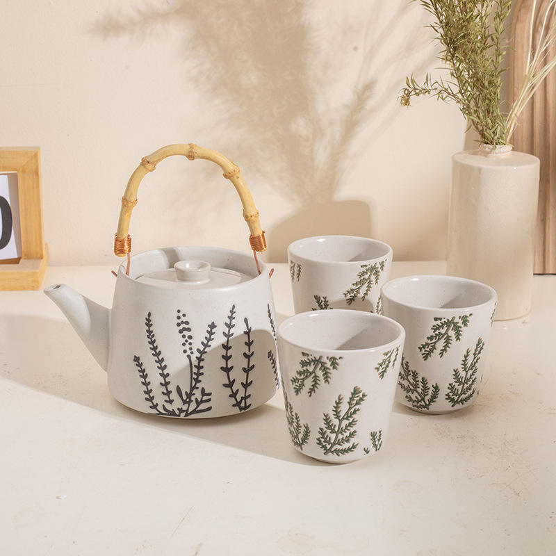 3 tasses dans une bouteille d'eau en céramique à motifs de vigne