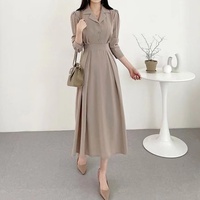 Neues Modisches Damenkleid im Koreanischen Stil, Umweltfreundlich, Atmungsaktiv, O-Ausschnitt, Schlitz, Strickstoff, Figurbetont, Einteiliges Kleid für den Herbst mit Knöpfen