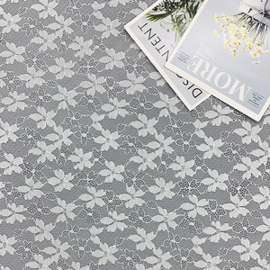 Tessuto in Pizzo Chantilly di Alta Qualità con Motivo Floreale Bianco Svizzero, Elegante per Abiti da Sposa, Disponibile in Stock - Product Image 1