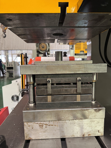 Machine <span class=keywords><strong>de</strong></span> poinçonnage pneumatique multifonctionnelle en métal avec alimentation automatique, équipement <span class=keywords><strong>de</strong></span> poinçonnage haute efficacité pour le traitement <span class=keywords><strong>de</strong></span> tôles - Product Image 6