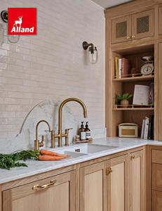 Armoires de cuisine Alland, style américain moderne, en chêne rouge foncé massif, portes shaker, finition teintée, avec panneau en maille métallique - Product Image 3