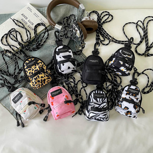 Bolsa Feminina Pequena Transversal de Ombro Único em Tecido, com Pingente Moderno e Elegante de Chaveiro, Mini Batom e Fones de Ouvido, Estilo Niche Simples - Product Image 6