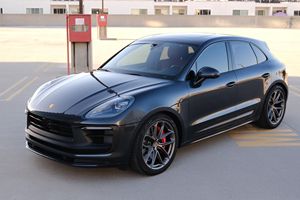 Macan GTS 2022, 434 HP, Turbo V6, Tracción en las Cuatro Ruedas, Automático, Techo Panorámico, Asientos de Cuero, Interior Rojo Burdeos, Paquete Premium Plus - Product Image 2