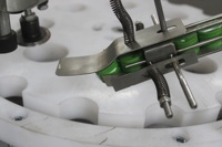 Machine de remplissage et de bouchage automatique à 4 têtes pour bouteilles en verre et plastique d'huile de chanvre et de sirop
