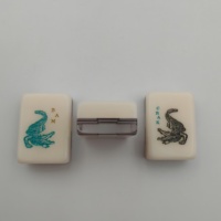 En stock : Ensemble de Mahjong américain de luxe en acrylique blanc, gravé sur mesure, avec plateau à motif quadrillé marron et pions en forme d'algues marines, coffret cadeau de jeu de société pour les fêtes