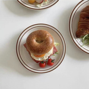 Platos redondos con diseño de rayas dibujadas a mano estilo retro para postres, bocadillos, desayuno, para fiestas, hoteles, café y té. - Product Image 3