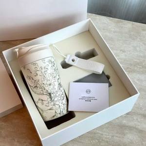 Vaso Térmico de Acero Inoxidable con Diseño de Lirio de los Valles y Cordón, Ideal para Regalo y Uso Diario - Product Image 1