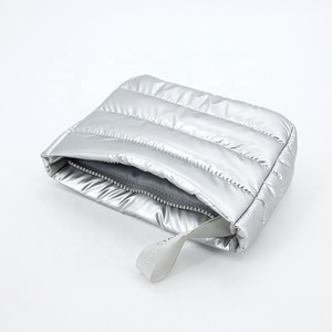 <span class=keywords><strong>2025</strong></span> Mới Tùy Chỉnh Thiết Kế Thời Trang Mềm Mại Puffy Không Thấm Nước Túi Mỹ Phẩm Bán Buôn Xuống Vải Sử Dụng Hàng Ngày Trang Điểm <span class=keywords><strong>Nylon</strong></span> Dây Kéo <span class=keywords><strong>Pouch</strong></span> - Product Image 4