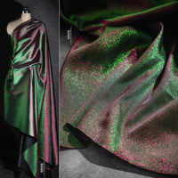 Tissu en polyester bicolore brillant et changeant de couleur, avec teinture métallisée, idéal pour la confection de vêtements tendance.