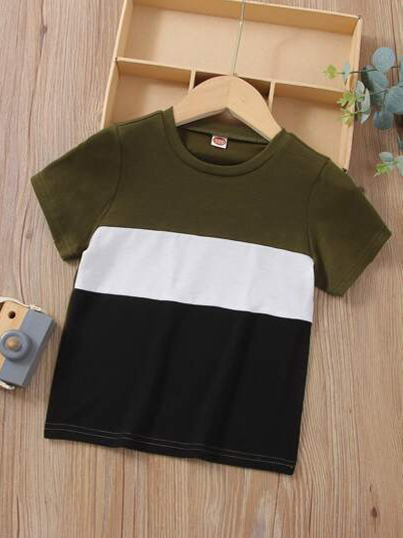 Vert armée, blanc, noir