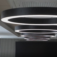 Style moderne, plafonnier rond décoratif circulaire minimaliste à LED, réglable en hauteur, adapté à une utilisation au bureau.