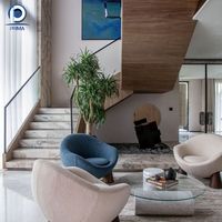 Escalier droit moderne en métal pour villa, durable, au design naturel et chaleureux, avec construction sans interstices et panneau latéral intégré lisse, pour la maison