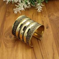 Brazalete Boho Dorado Ancho con Diseño Impresionante |   Brazalete Ajustable de Latón con Diseño Geométrico |   Joyería Vintage Unisex para Fiestas y Eventos