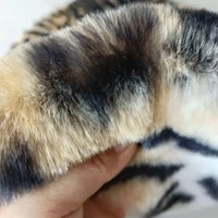 Fabriklieferung 100% Polyester Imitat Australische Wolle Teppich Neuer Moderner Bedruckter Kaninchenfell Kuh-Tiger-Print Plüsch-Kissen