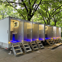Remorque de douche d'hébergement des travailleurs de luxe en coque FRP avec plusieurs stalles de sol antidérapantes pour les toilettes portables des sites de camping