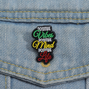 Spille in Smalto Personalizzate 'Positive Vibes Mind Life', Distintivo 'Resta Ottimista', Gioiello Regalo per Amici, Design Personalizzato - Product Image 1