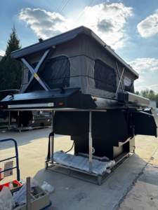 Moderna Caravana Todoterreno 4x4 con Techo Elevable para Camionetas y Autocaravanas, Diseño Ligero Plegable de Aluminio y Acero Inoxidable, para 2-4 Personas - Product Image 3